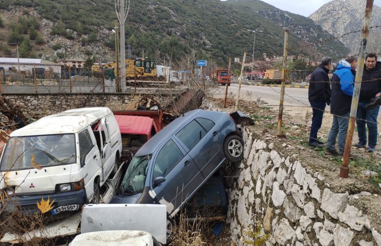 Otomobil bahçeye uçtu: 1 yaralı