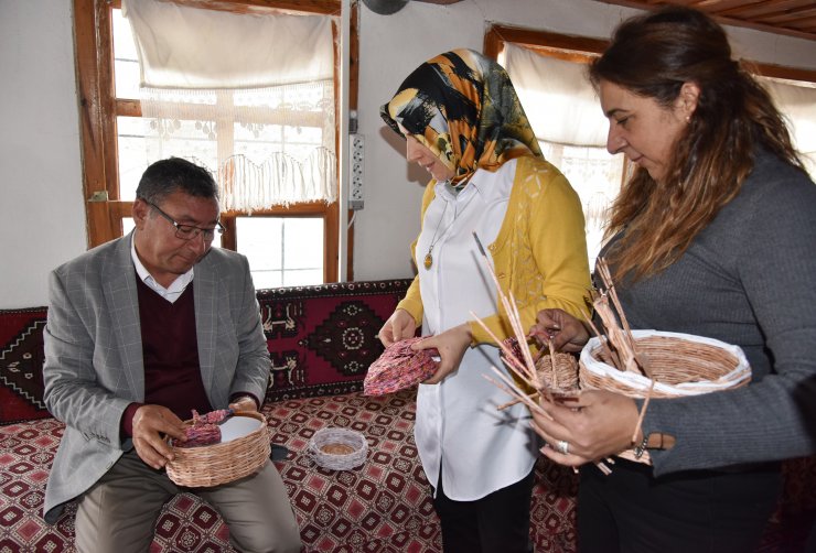 Atık kağıtlardan ekmek sepeti yapıyorlar