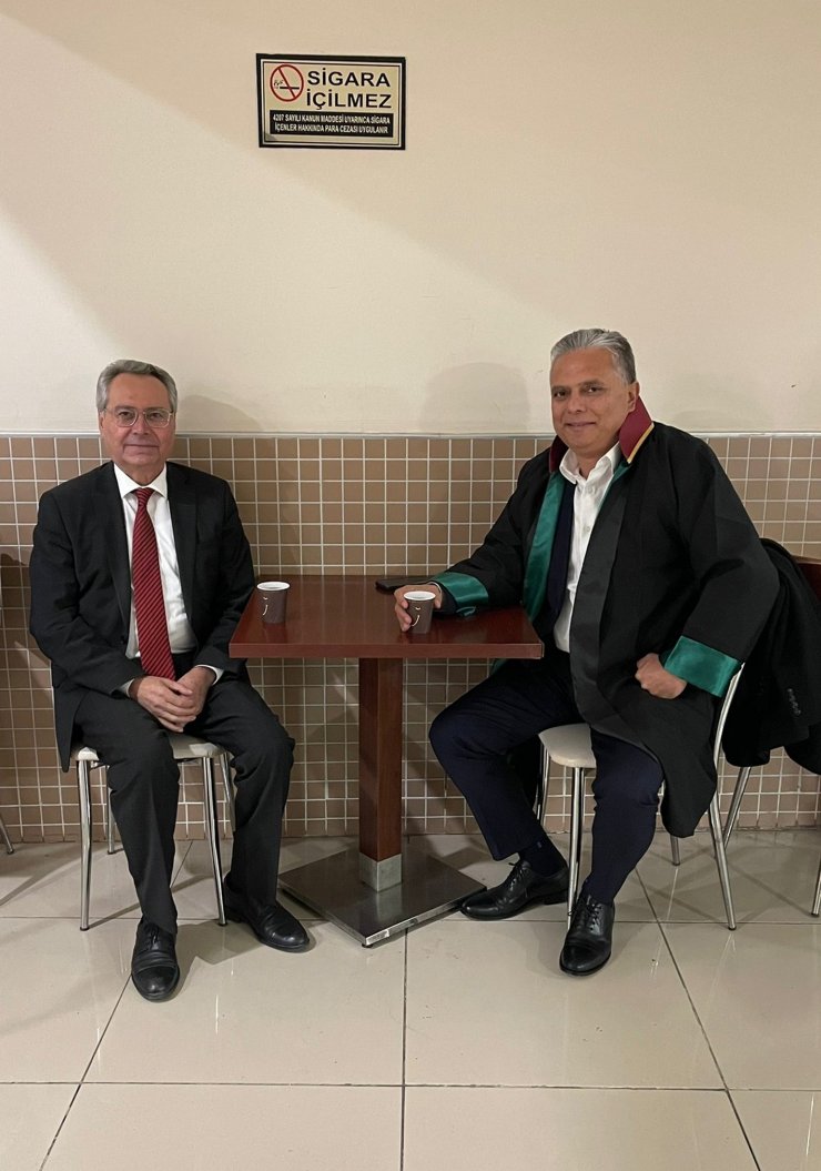 Başkan Uysal, İmamoğlu'na destek için 8 yıl aradan sonra cübbesini giydi