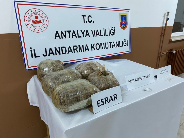 Bavuldaki uyuşturucuyu Elyaf buldu