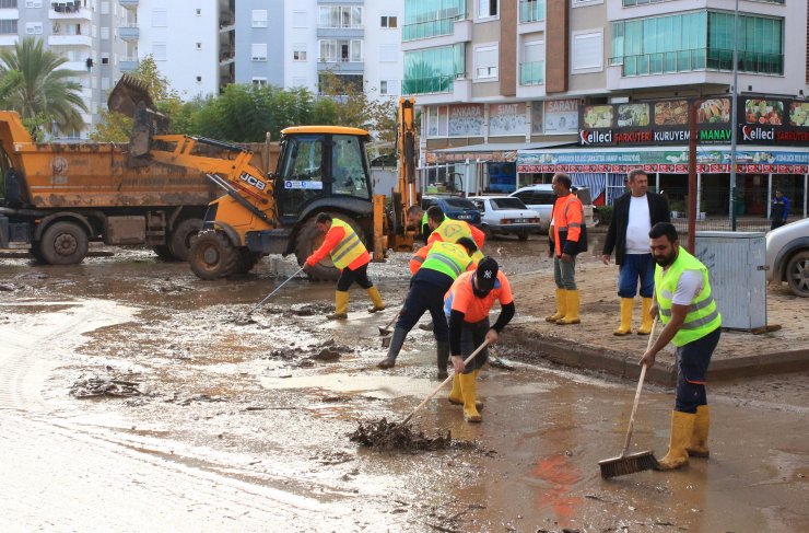 Büyükşehir, afetin izlerini silmek için gece gündüz çalışıyor