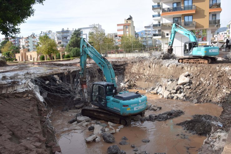 Antalya'da sele neden olan derenin üzerindeki beton yıkılıyor