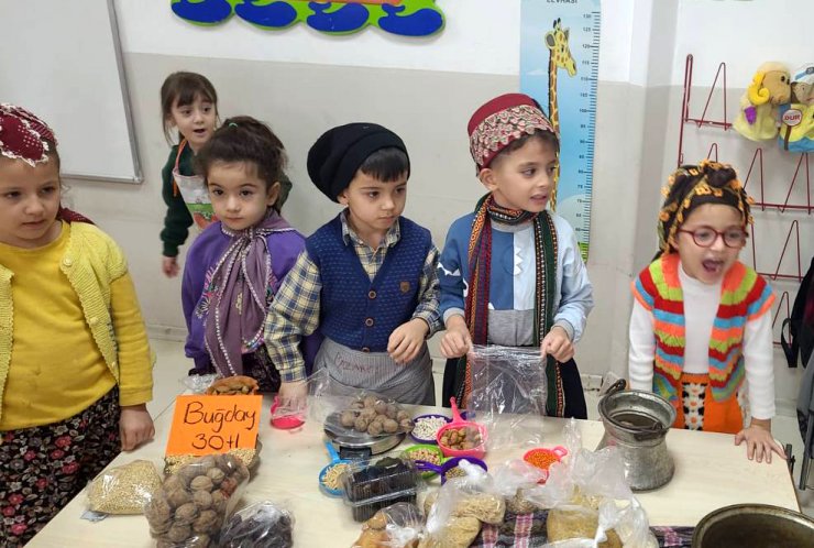 Öğrenciler, tezgaha geçip satış yaptı