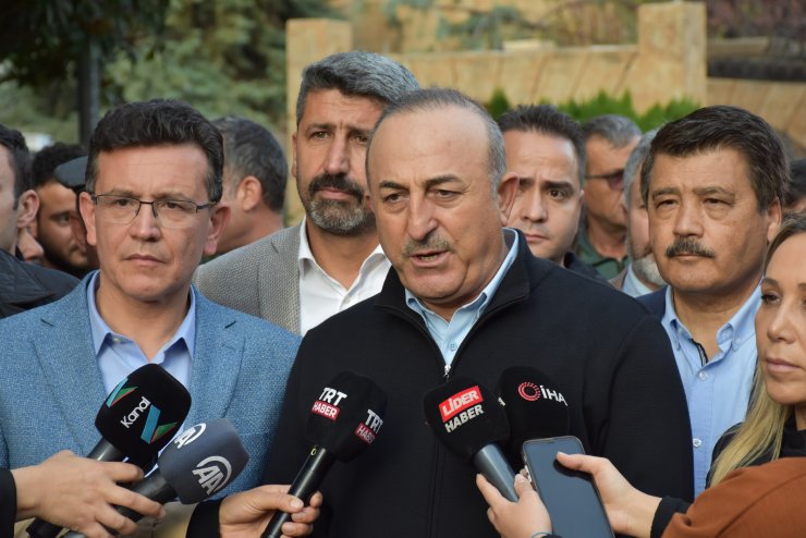 Bakan Çavuşoğlu, sel felaketinin yaşandığı Kumluca'yı ziyaret etti