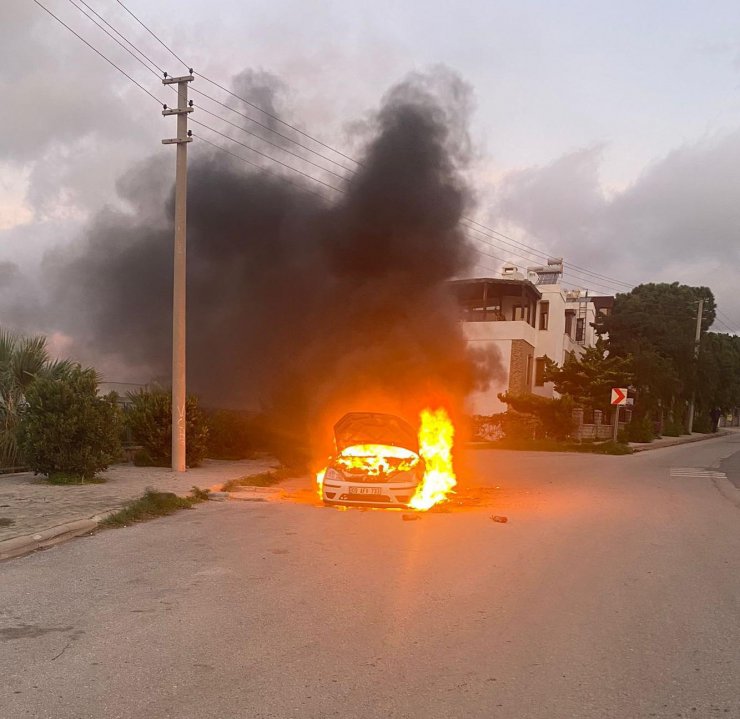 Bodrum'da otomobil, alev alev yandı