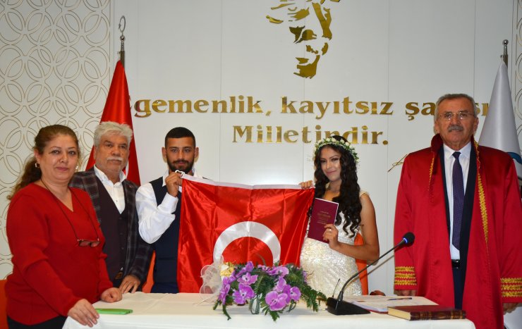 İşitme engelli çiftin mutlu günü