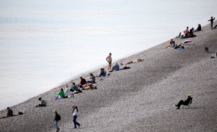 Antalya'da tatilciler, aralıkta güneşin keyfini çıkardı