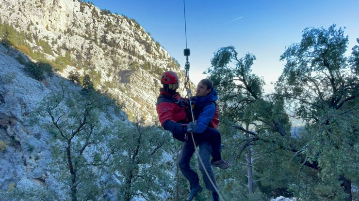 Dağ yürüyüşünde mahsur kalan Rus turistler kurtarıldı