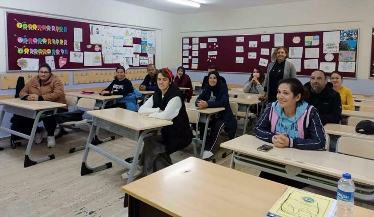 Muğla'da veliler, aile okulu eğitimleriyle destekleniyor