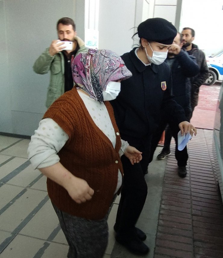 Eşinden korktuğu için tek başına doğurup, komşusunun evinin önüne bırakmış