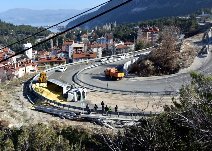 Mısır ezmesi yüklü TIR devrildi