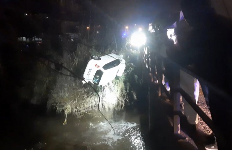 Antalya'da hafif ticari araç, dereye uçtu; 1 ölü