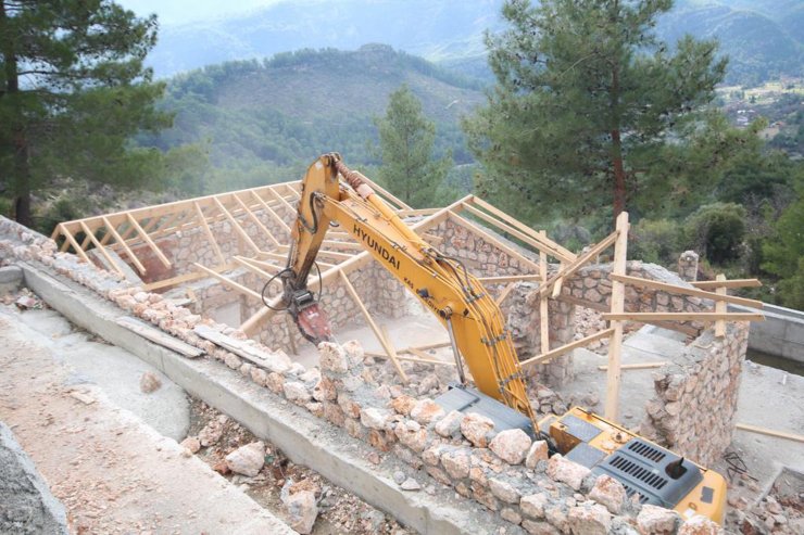 Kaş'ta 12 kaçak yapı yıkıldı