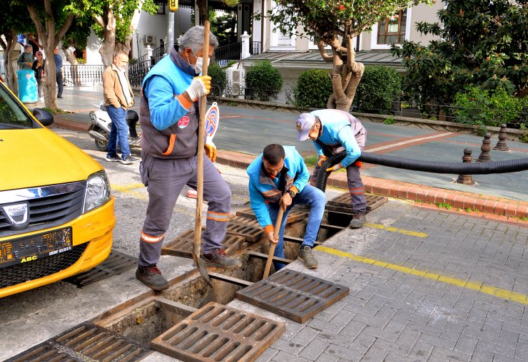 Alanya Belediyesi kendi ürettiği sistemle mazgalları temizledi