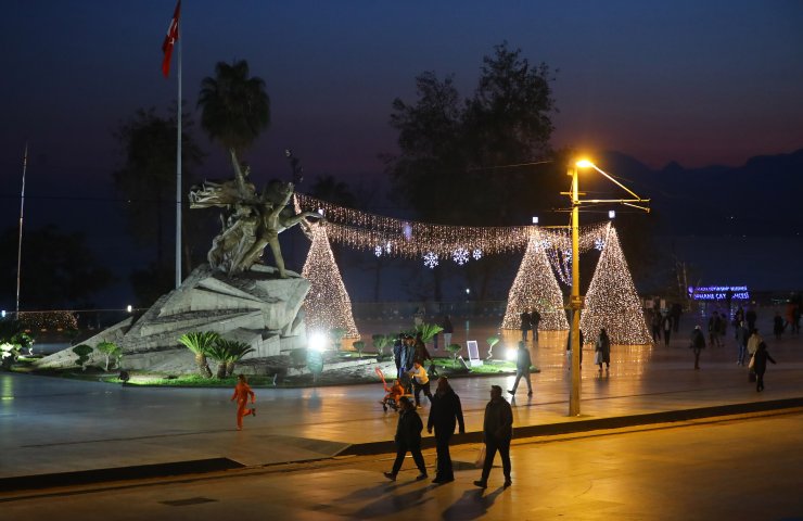 Antalya yeni yıla ışıl ışıl giriyor