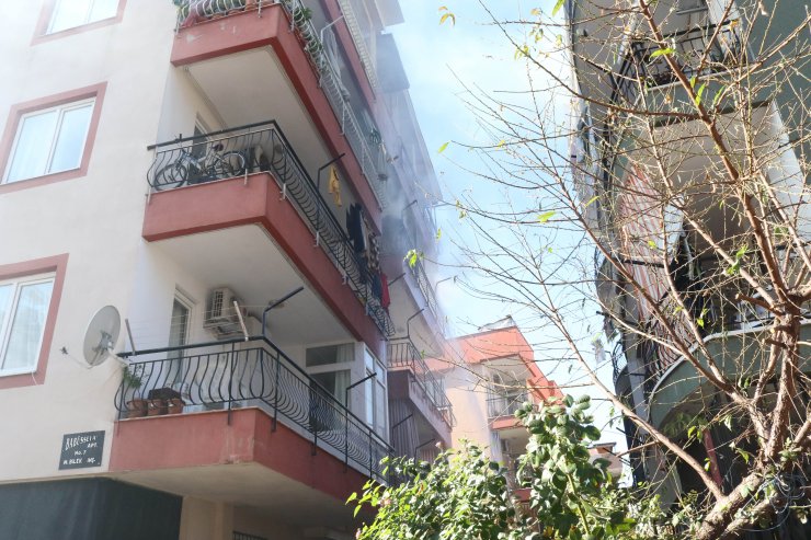 Gözyaşları arasında evlerinde çıkan yangını izlediler