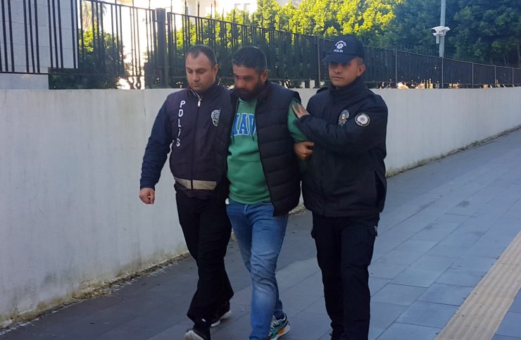Kucağındaki yavru köpeği ısırıp, döverken görüntülendi