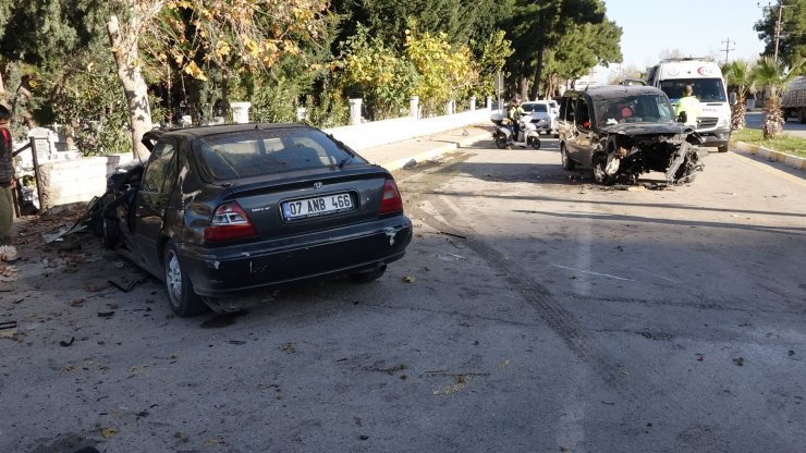 Otomobille çarpışan hafif ticari aracın motoru yerinden çıktı: 5 yaralı