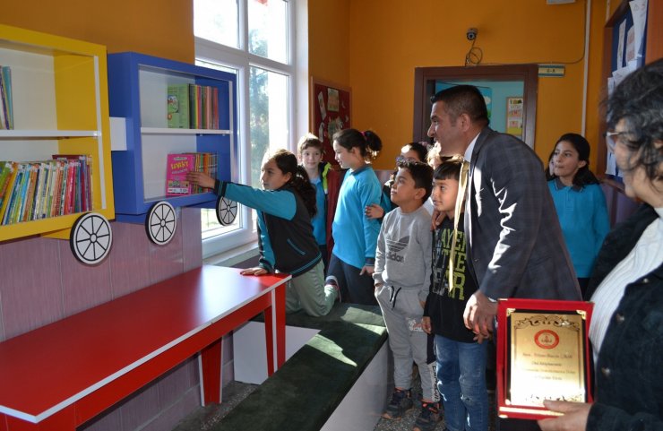 Hayırseverden okula kütüphane