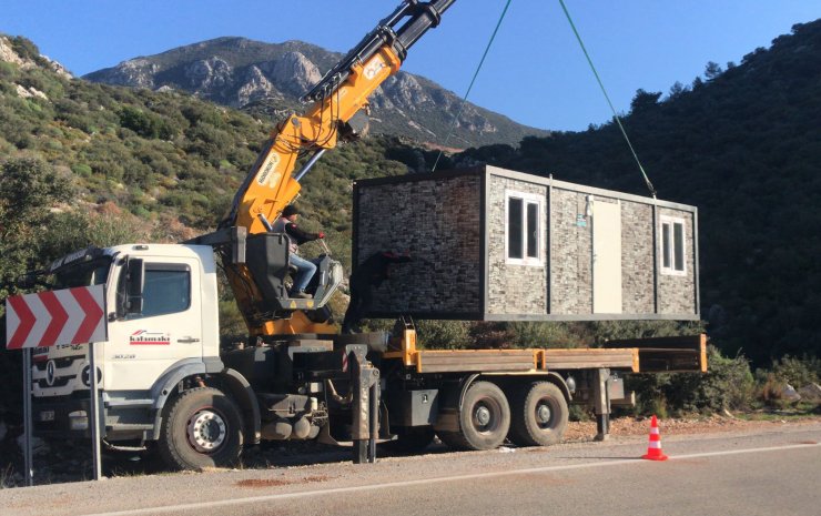 Kaş'ta 3 kaçak konteyner kaldırıldı