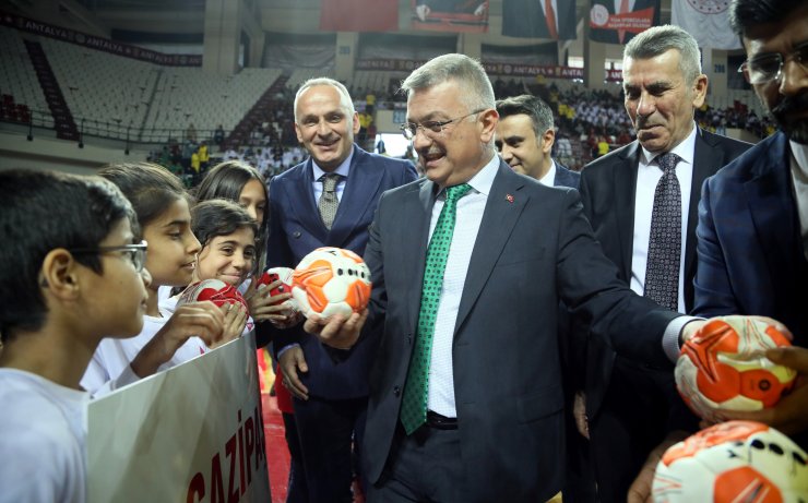 Spor malzemeleri çocuklarla buluştu