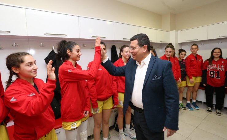 Tütüncü'den Kız Basketbol Takımı'na destek sözü