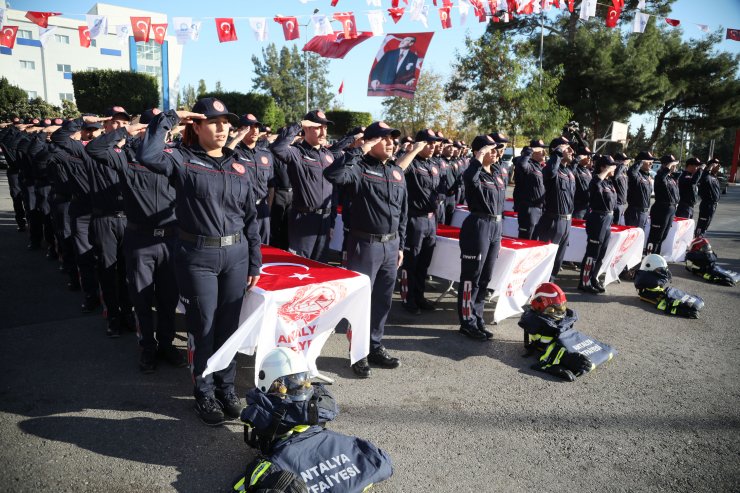 97 itfaiye eri bayrağa el basıp yemin etti