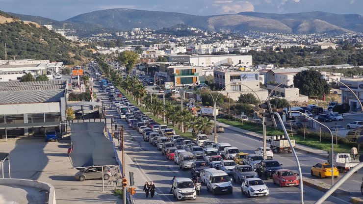 Bodrum'da yılbaşı hareketliliği; 24 saatte 15 bin araç giriş yaptı