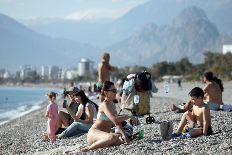 Yılın son günü Antalya'da denize girdiler