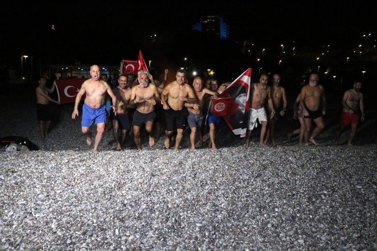 Antalya'da gelenek bozulmadı; 2023'ü denizde karşıladılar