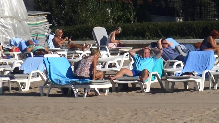 Antalya'da turistler yılın ilk gününde denize girdi