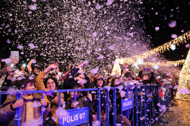 Antalyalılar 2023'ü Cumhuriyet Meydanı'nda karşıladı