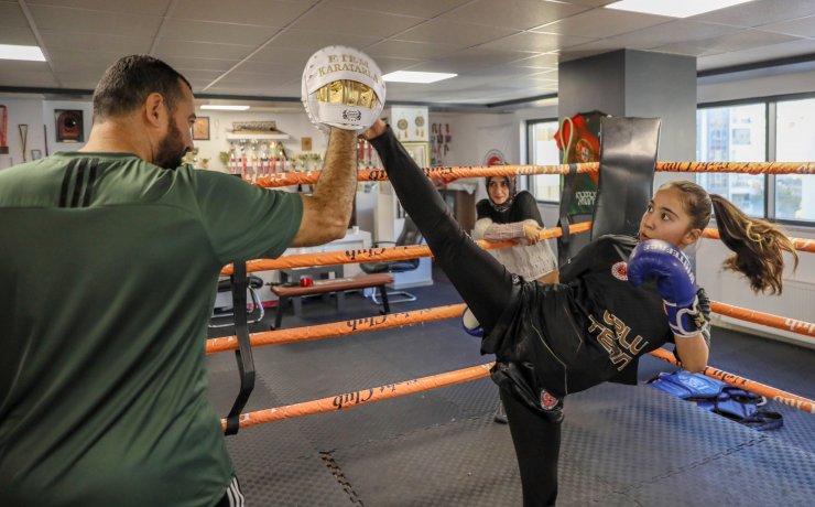 Ayşegül, 'kendini savunabilsin' diye başladığı muay thai'de madalyaları topluyor