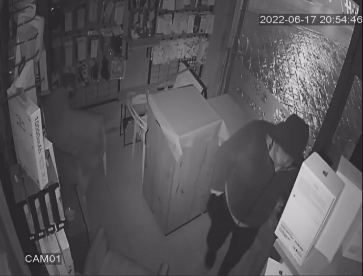 Kapı kilidi parçalanarak girilen telefoncudan hırsızlık kamerada 