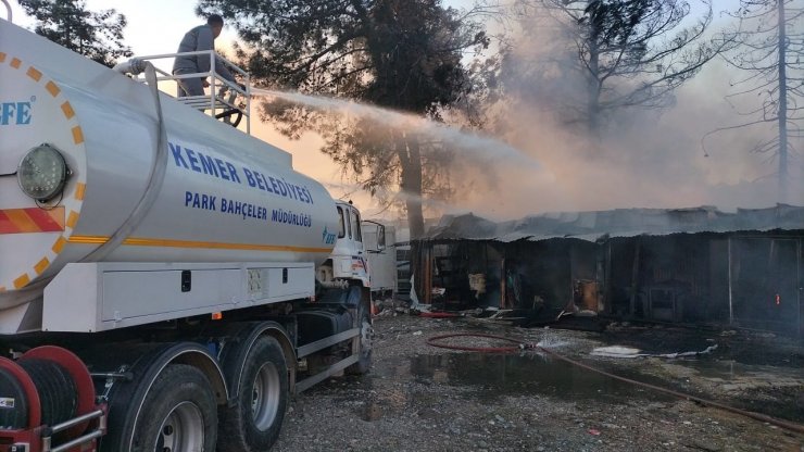 Kemer'de baraka yangını