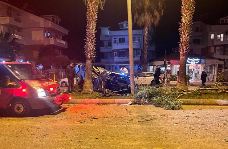 Otomobilin palmiyelere çarptığı kaza kamerada: 1 ölü, 1 yaralı