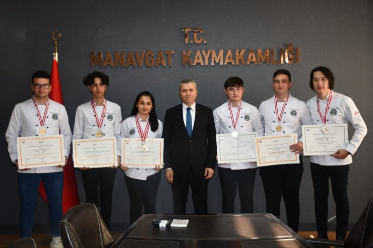 Manavgatlı öğrenciler madalyaları topladı