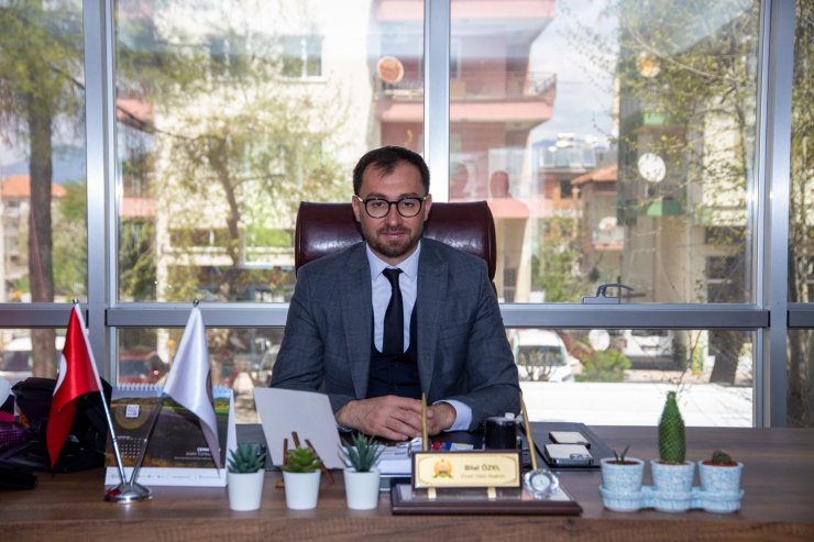Bucak'ta TMO tarafından yemlik arpalar dağıtılıyor