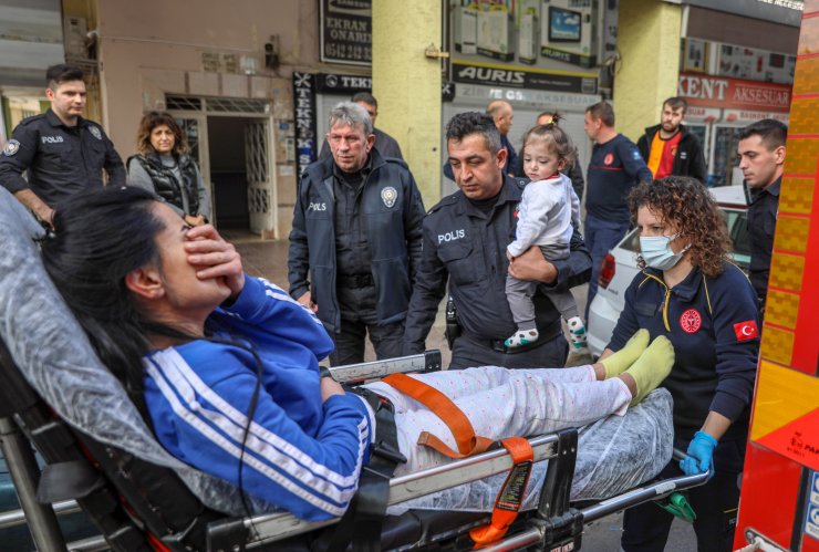 Dumandan etkilenen anne ve bebeğini itfaiye kurtardı