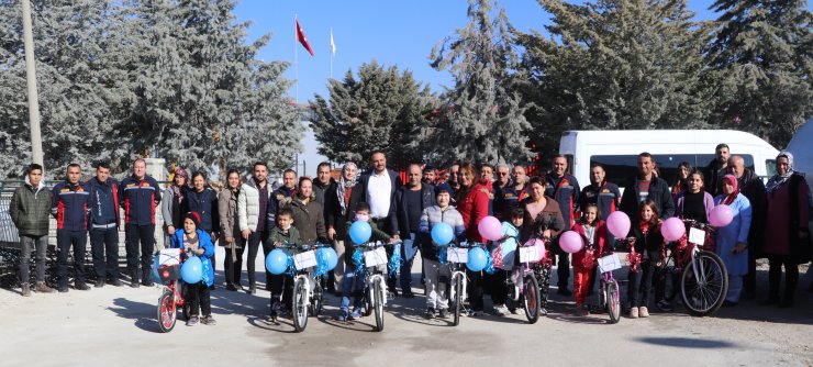 İtfaiyeciler çocukları sevindirdi
