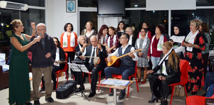 Huzurevinde türkü şenliği