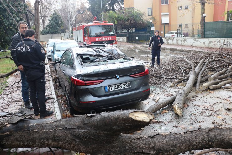 Antalya'da yağmur ve fırtına, hayatı durma noktasına getirdi (2)