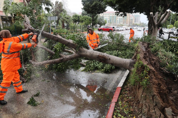 Antalya'da yağmur ve fırtına, hayatı durma noktasına getirdi (3)