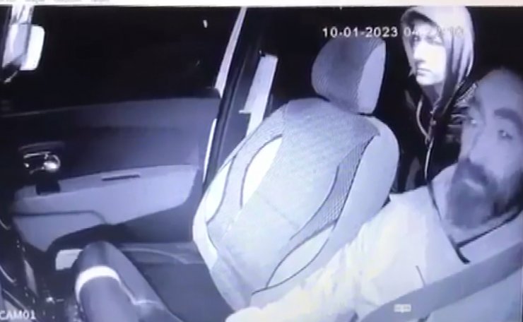 Bindiği taksinin şoförünü başına taşla vurup hastanelik etti