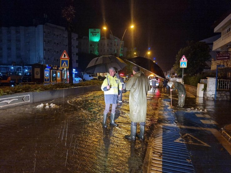 Marmaris'te sağanak yağmur mesaisi