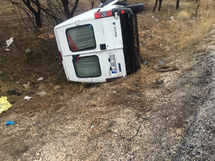 Minibüsle çarpışan otomobildeki çift öldü, 2 yaralı