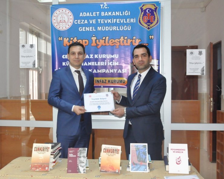 Sandıklı'da 'Kitap iyileştirir' kampanyası başladı