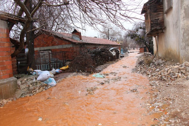 Burdur'da şiddetli yağış; evler ve tarım arazileri su altında kaldı
