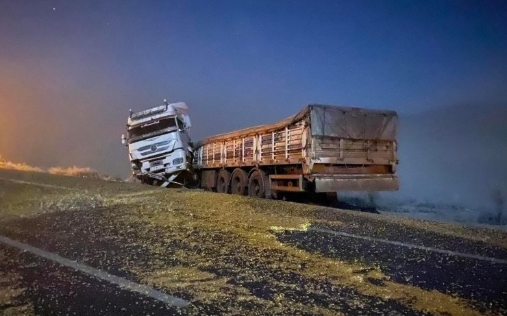 TIR bariyere çarptı: 2 yaralı