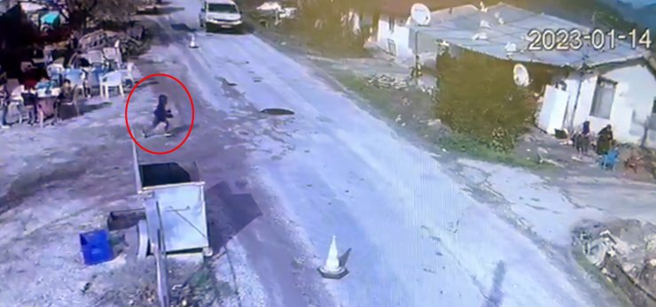 Yolun karşısına geçmeye çalışan çocuğa aracın çarpması kamerada